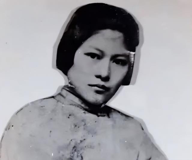 陈乔年牺牲66年后遗腹女被找到，墓碑前跪地痛哭：爸，我来看你了