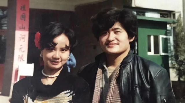 上过9次春晚的刘欢：与妻子认识9天闪婚，结婚33年恩爱，独女优秀