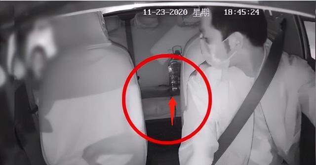 惊险！3米眼镜蛇因太胖，被卡在私家车引擎盖下，撒雄黄有用吗？