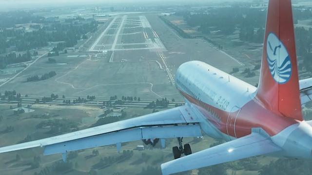 飞机万米高空玻璃爆裂,副机吸出窗外,机长34分钟迫降128人!催泪片