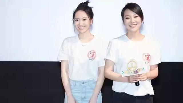 闫妮携女儿同框拍杂志秀美腿