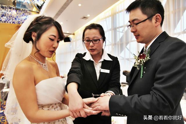 再加上周扒皮的管理,拖家带口的,有的上有老下有小,几乎只能解决温饱