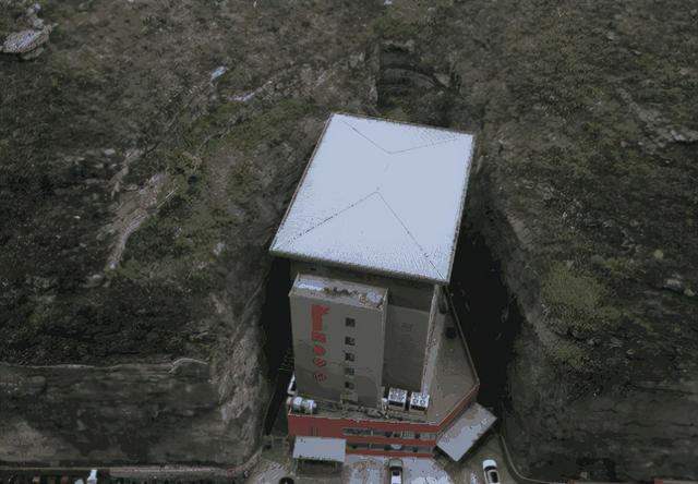 延安一酒店，建成有5年時間，夾在兩​個​大山之間，安全又新穎
