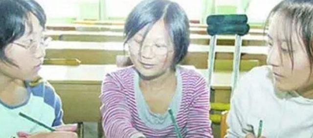 折翼天使顽强产婴，34岁四肢截肢孕妇，靠腕部发力顺利当妈