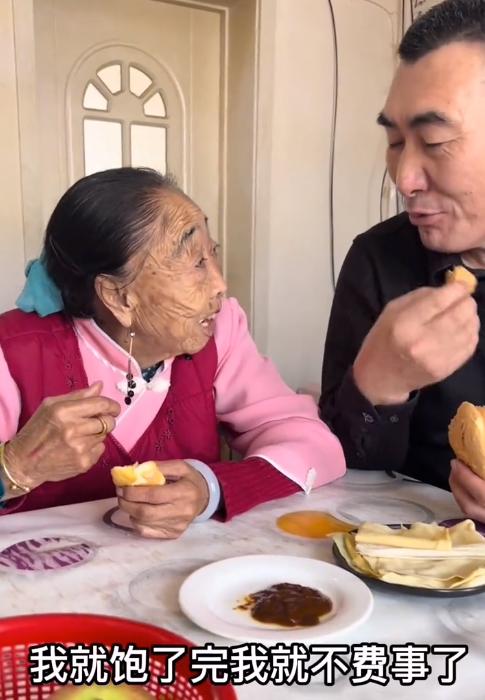 85岁马玉琴被丈夫苛待，午饭用小面包应付，丈夫：不想费事