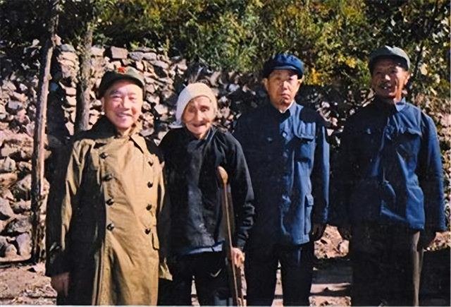 老农拼命救下奄奄一息的小红军，多年后成为开国将军：我来报恩了