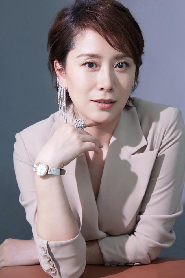 惹怒宋佳，抱黄磊大腿，25岁就结婚生子的海清，为何这么“狂”？