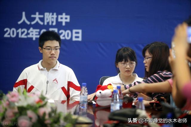 北大教授当下最大的特点就是，总是在不熟悉的领域里不懂装懂