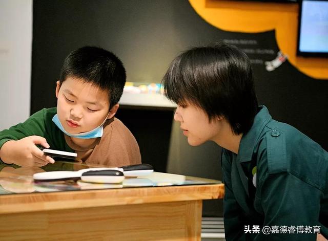 观察上千位小朋友的作品后，他发现，美育能带来堪比迪士尼的快乐