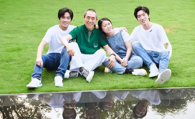 张艺谋72岁生日，陈婷晒出18岁儿子录取通知书，她真比巩俐强？