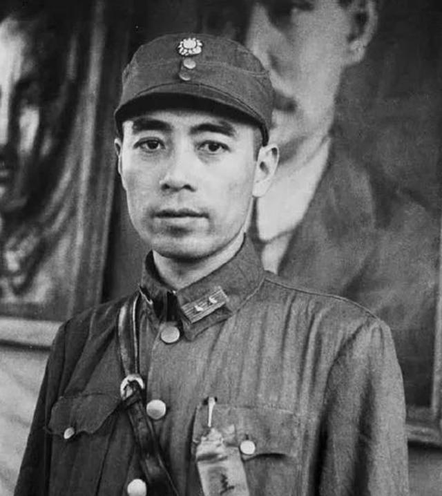 1950年徐向前去怀仁堂开会，周恩来看着最后一排笑了：你换个座位
