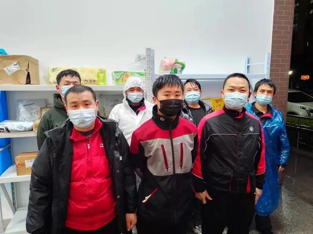 配送小哥太难抢！封控小区买菜买药，特殊时刻靠“智勇双全”