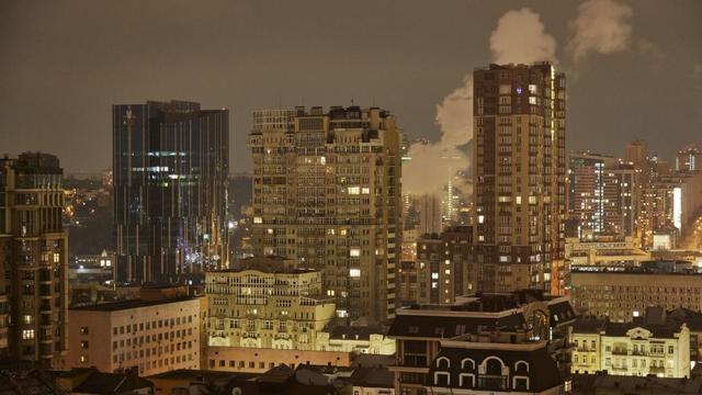 泽连斯基拒绝逃亡，向俄发射弹道导弹！命中目标，现场火光冲天