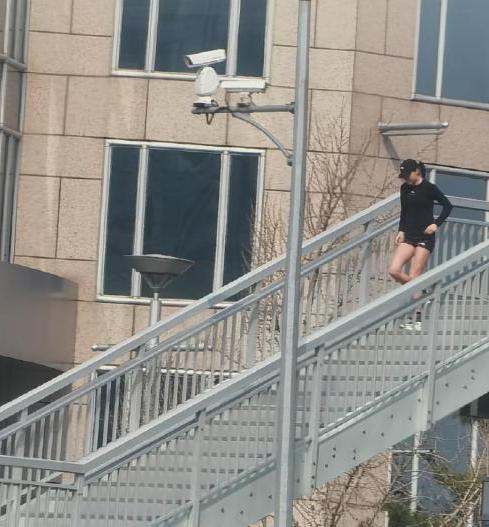 谷爱凌晒长跑成绩，身材发育得太好了，合影王皓妻子马甲线抢眼