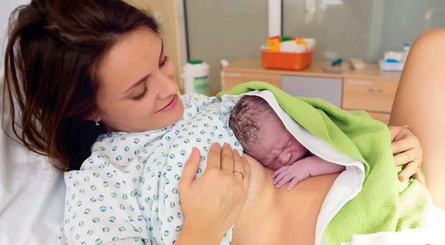 照顾好新生儿的吃睡还不够，还要做好这件事情，它和母乳一样重要