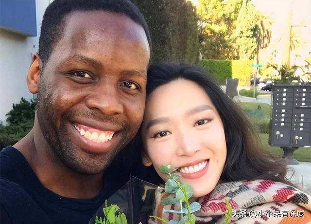 老戏骨李立群的隔离生活，与妻子照片，头发花白互相依偎恩爱十足