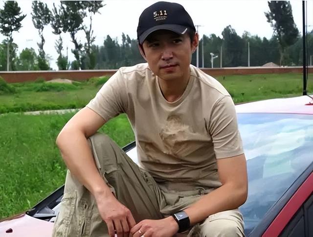 "尔豪"变硬汉,老婆是母亲学生演过《知否》!最红时甘愿为妻子隐退