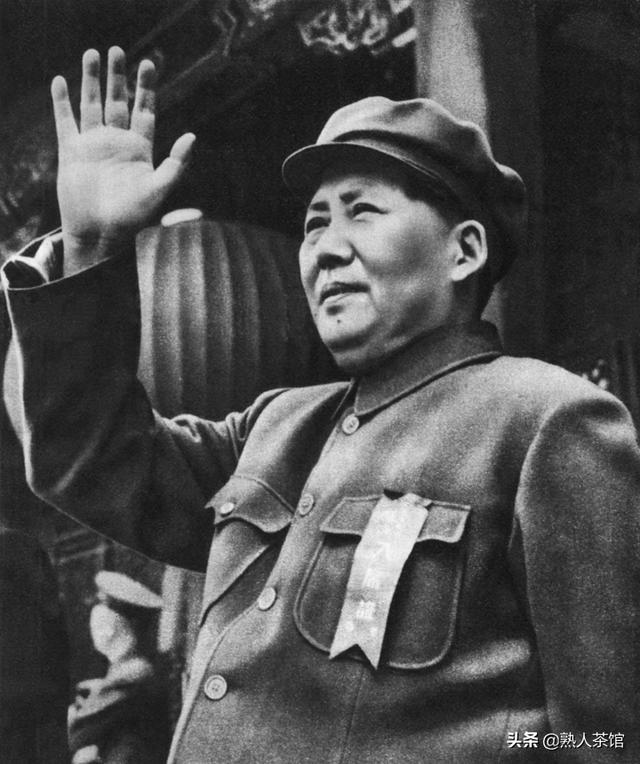家宴上，毛主席抓着老人的手，对江青和大家说：你们知道他是谁吗