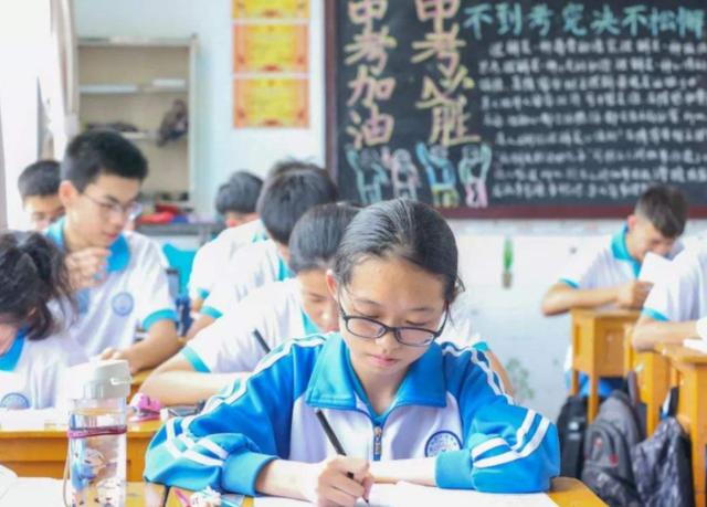 体育pk英语成功上位，义务教育“新课标”发布，学生们欢呼雀跃