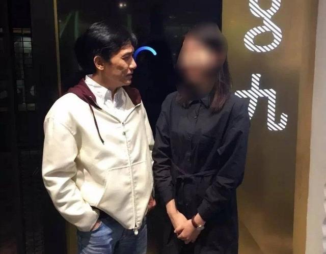 没想到2022年一开始，成龙和黄渤，就给许多大明星，敲响了警钟