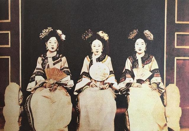 清朝的妃子除了要服侍皇上以外，每天的生活真如电视剧那样吗？