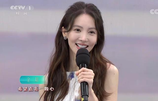五四晚会：赵丽颖大变脸，关晓彤化浓妆，她们俩赢得毫不费力