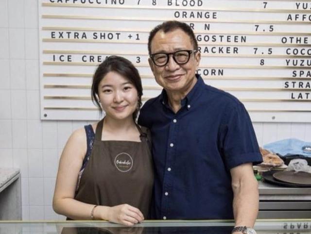 再拿一个！73岁的TVB著名老戏骨低调离巢，投资数百万为女儿开了一家炒菜店。
(图7)