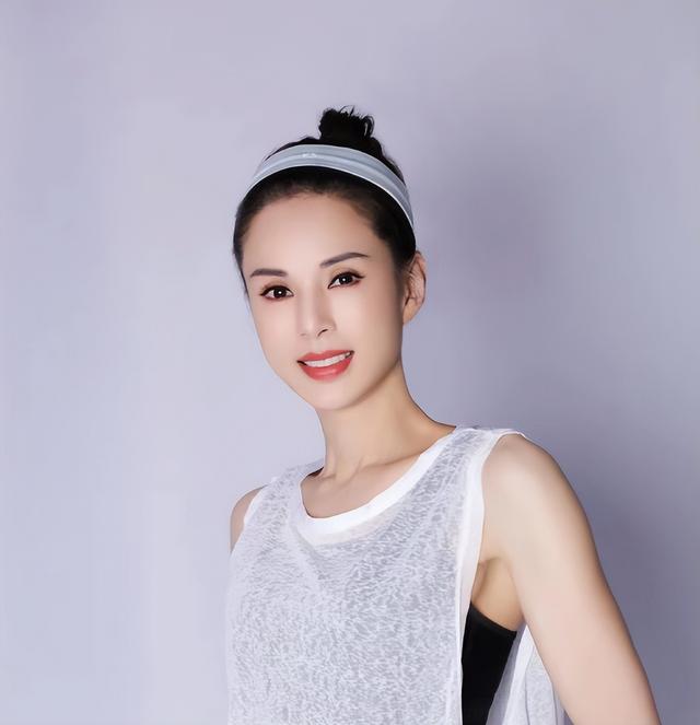 母女隔空互动！55岁李若彤直播间连线母亲，被指继承对方美貌