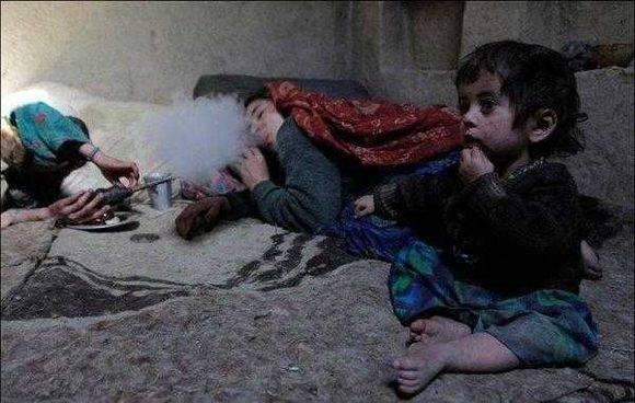 为了能让孩子继续睡觉，让他们安静，竟然喂孩子鸦片吃