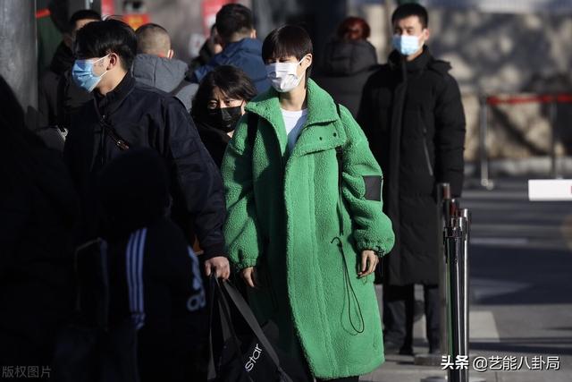 央视春晚4大联排私服秀 黑白格最受明星青睐 新年战袍绿色最火 天天要闻