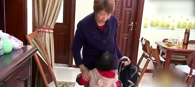 隔代式教育，彻底摧毁了孩子的自信心，你还敢让老人带孩子吗？