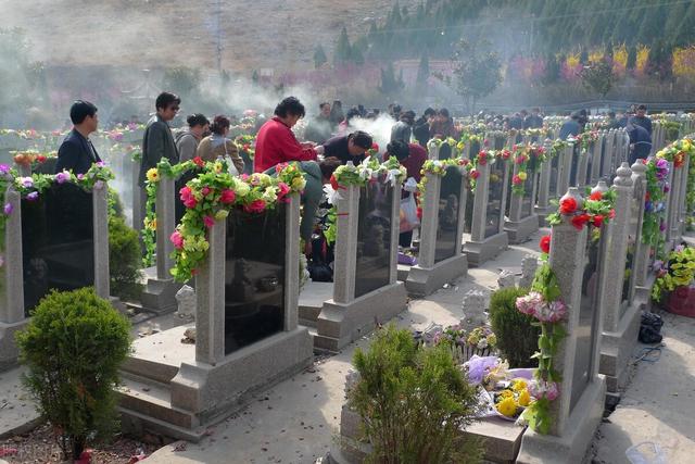 清明上坟，携带水果有讲究，老传统讲究“5忌4不带”别不当回事