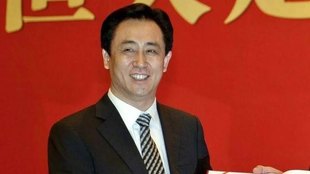 曾是身家4千亿的首富，如今财富一年蒸发1500亿，还在卖房救公司