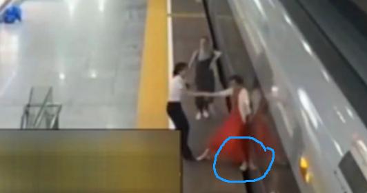 闯个检票口就被拘留5日？2019年丁女士把警局告上法庭，法院判了