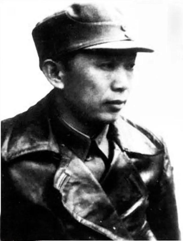 老蒋：你说郭汝瑰是地下党，证据呢？杜聿明：他家沙发有补丁