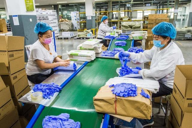 中国手套大王：靠疫情赚130亿，减持股票套现30亿，被骂发国难财