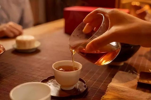 长期喝白开水与长期喝茶的人相比，谁的身体更健康？医生说出答案