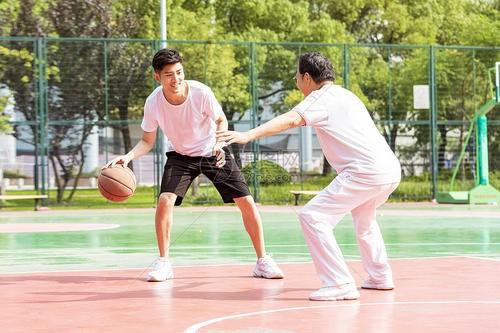 老人摔一跤就骨折？提醒：老人多补充2种营养，或降低33%骨折风险