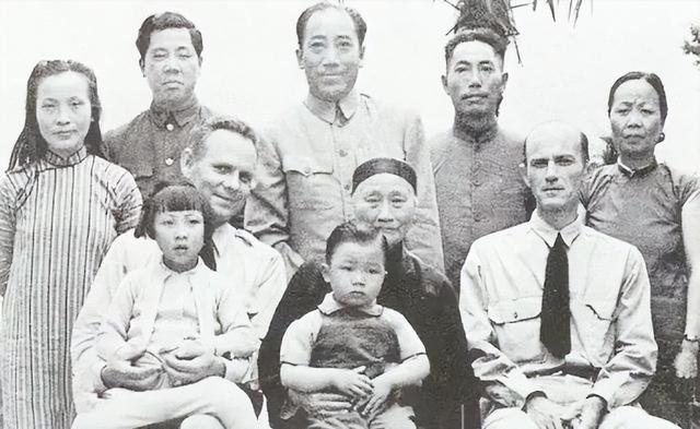 1949年，一个不识字的老汉买报纸，导致戴笠的儿子在浙江暴露