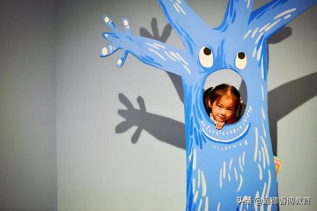 观察上千位小朋友的作品后，他发现，美育能带来堪比迪士尼的快乐