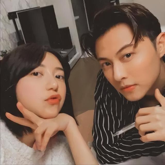 棒棒堂威廉官宣，与交往4年女友登记结婚，女方身材发福被疑怀孕