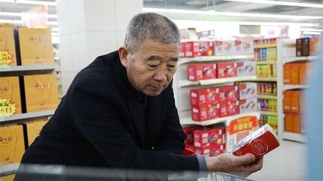 2019年67岁老太坚持产女：退休金足够养活，随后却带孩子直播带货