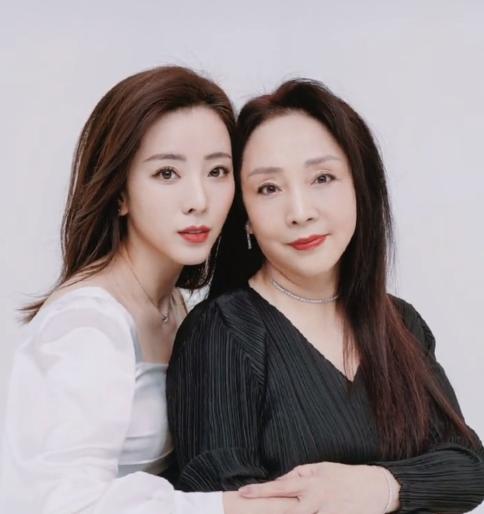众星庆祝母亲节：央视主持张蕾晒儿子合影，韩庚卢靖姗官宣怀孕