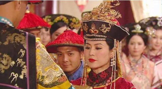 与康熙合葬的5个女人分别是谁？4个是皇后，还有1个是硬塞进去的