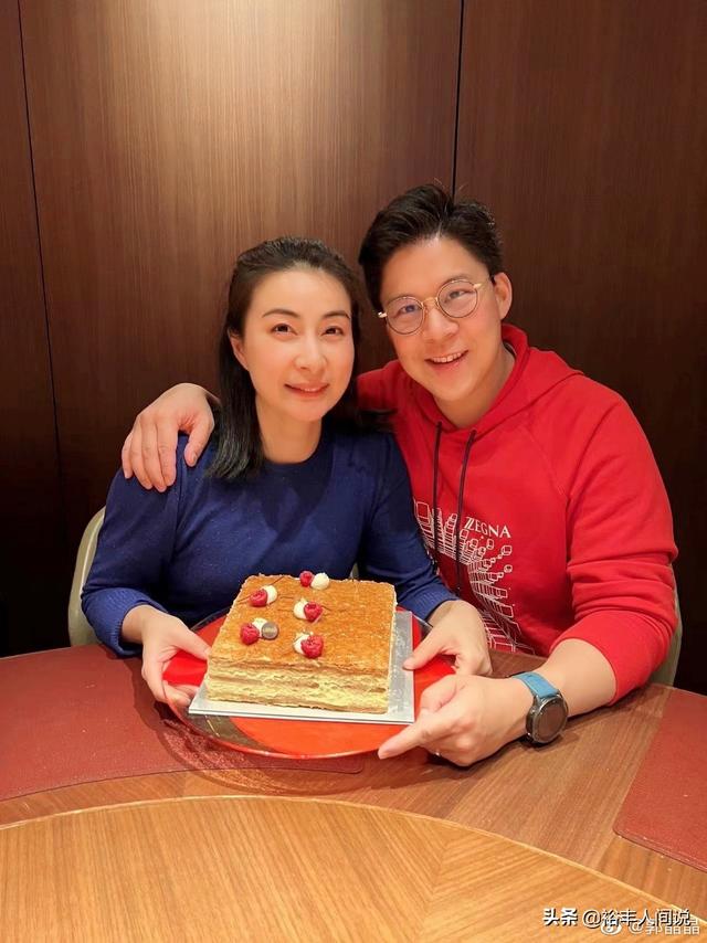 郭晶晶一家五口庆祝母亲节！三个儿女温馨献花，夫妻同框好甜蜜