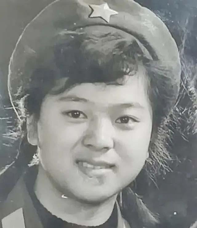 老山副连长战前恋爱，遭降级处分，25岁战场牺牲前大喊：我走了