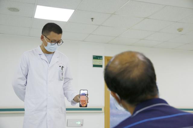 语文老师直播分享抗癌经验鼓励病友积极面对早早行动