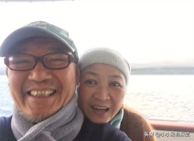 老戏骨李立群的隔离生活，与妻子照片，头发花白互相依偎恩爱十足