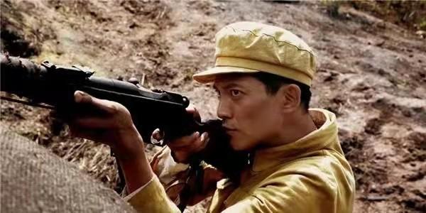 1954年，河南一清洁工的身份暴露，被送到北京，成为伟人座上宾