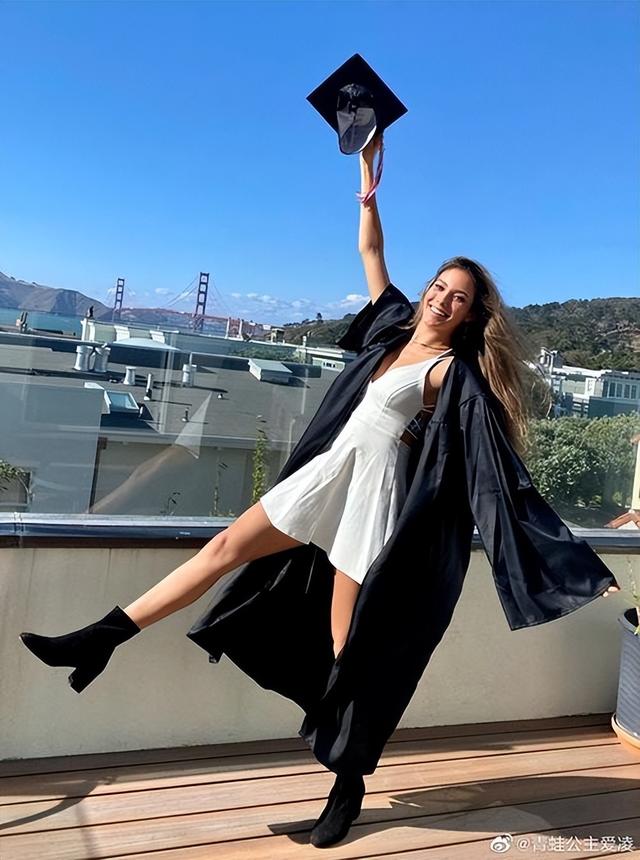 谷爱凌与赌王小女儿罕见同框！一身行头七万元，秀广告海报超骄傲